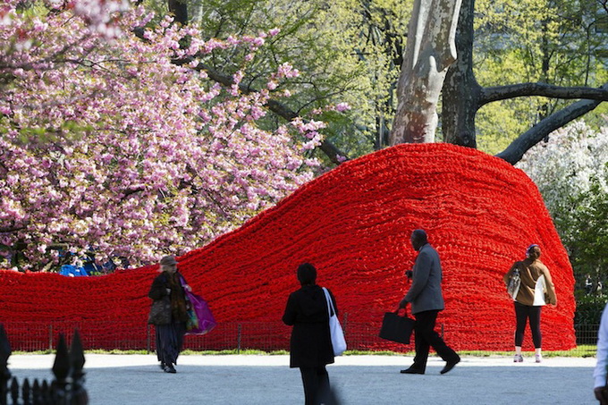 Красочная инсталляция из веревки в Нью-Йорке
