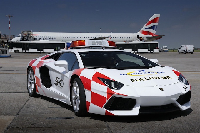 Суперкар Lamborhini Aventador на службе аэропорта Болоньи