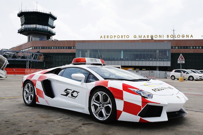 lamborghini-aventador-bologna-airport-02.jpg