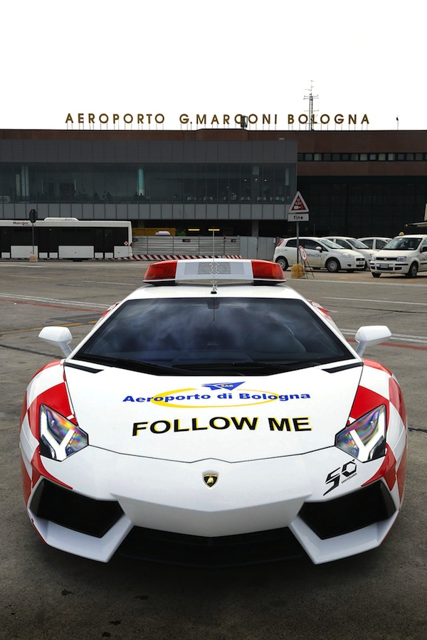 lamborghini-aventador-bologna-airport-03.jpg