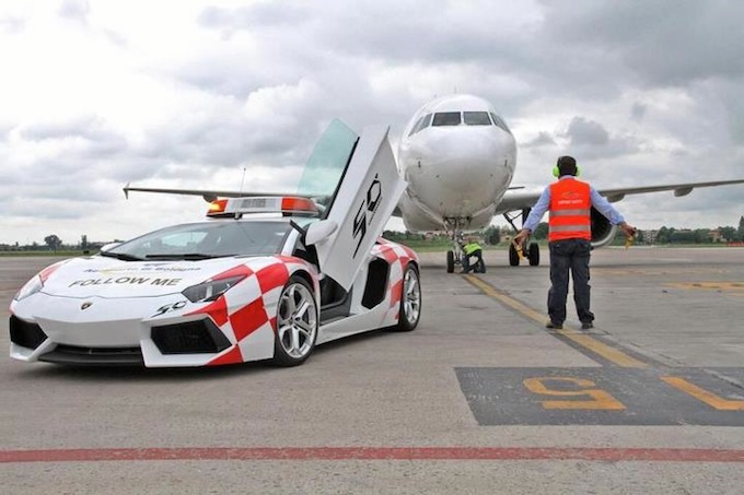 lamborghini-aventador-bologna-airport-04.jpg