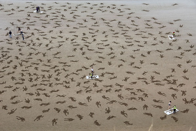 Арт-проект Fallen на пляже во Франции