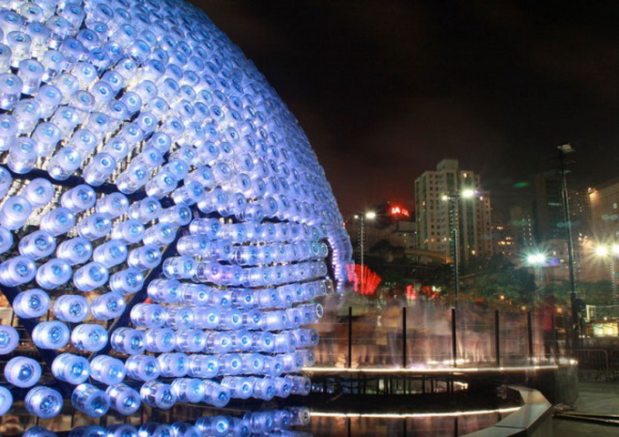 Lantern-Pavilion-made-from-Recycled-Water-Bottles-640x456.jpg
