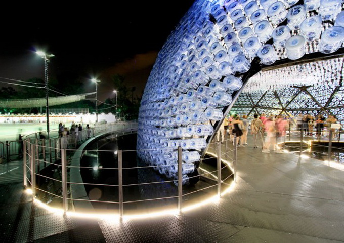 Lantern-Pavilion-made-from-Recycled-Water-Bottles-640x459.jpg