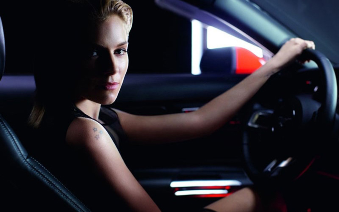 sienna-miller-ford-mustang1_jpg_pagespeed_ce_5RQOfXncgJ.jpg