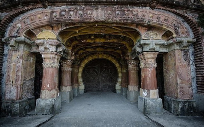 Abandoned-Technicolor-Castle-_13.jpg