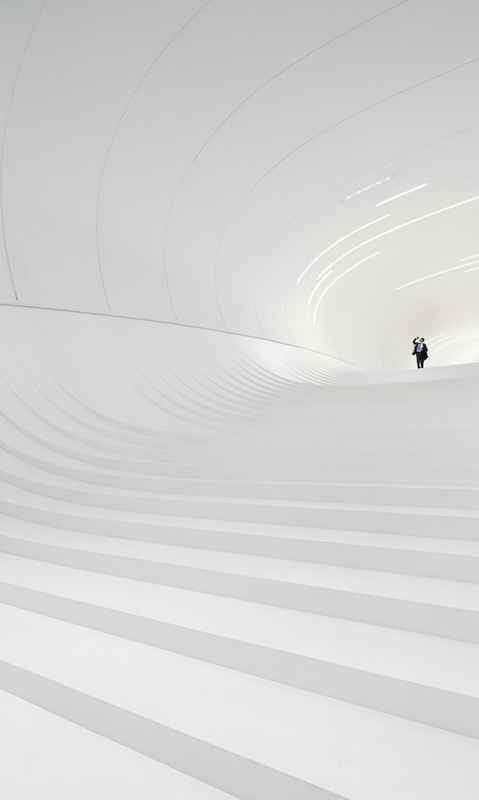 10-heydar-aliyev-center-by-zaha-hadid-architects-photo-by-Hufton-and-Cro.jpg