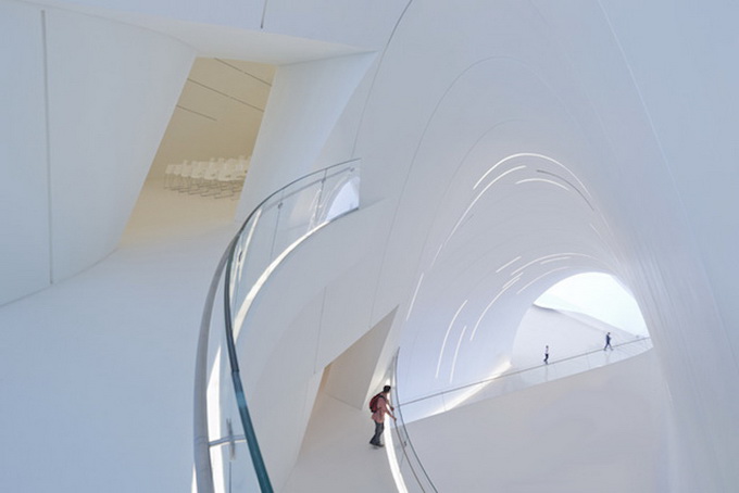 5-heydar-aliyev-center-by-zaha-hadid-architects-photo-by-Hufton-and-Cro.jpg