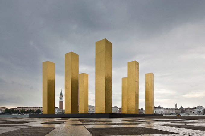 Gold-Columns-at-The-Venice-Biennale-_1.jpg