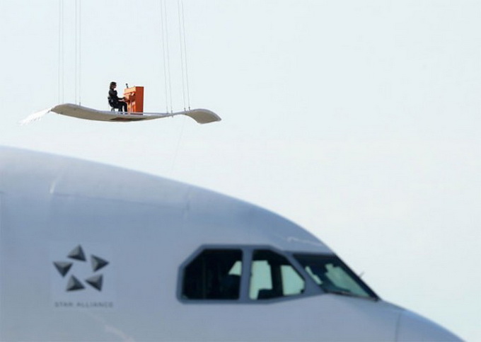 Flying-Piano-in-Munich1-640x456.jpg