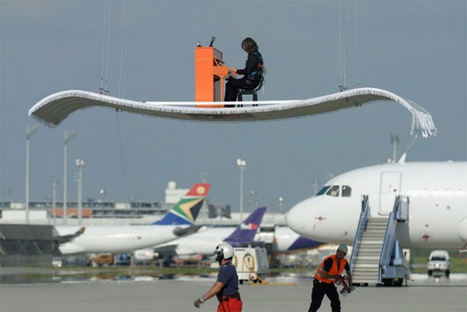 Flying-Piano-in-Munich1-640x458.jpg