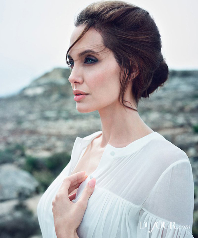 angelina-jolie-dujour-magazine-winter-2014-02.jpg