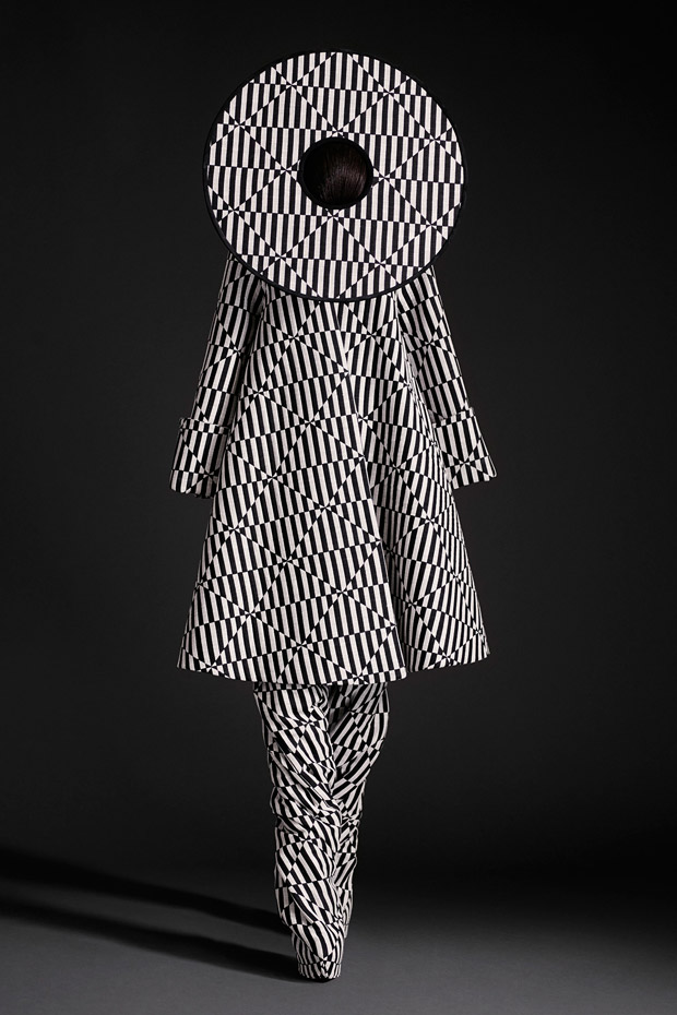 Marina-Krtinic-Gareth-Pugh-Spring-Summer-2015-38.jpg
