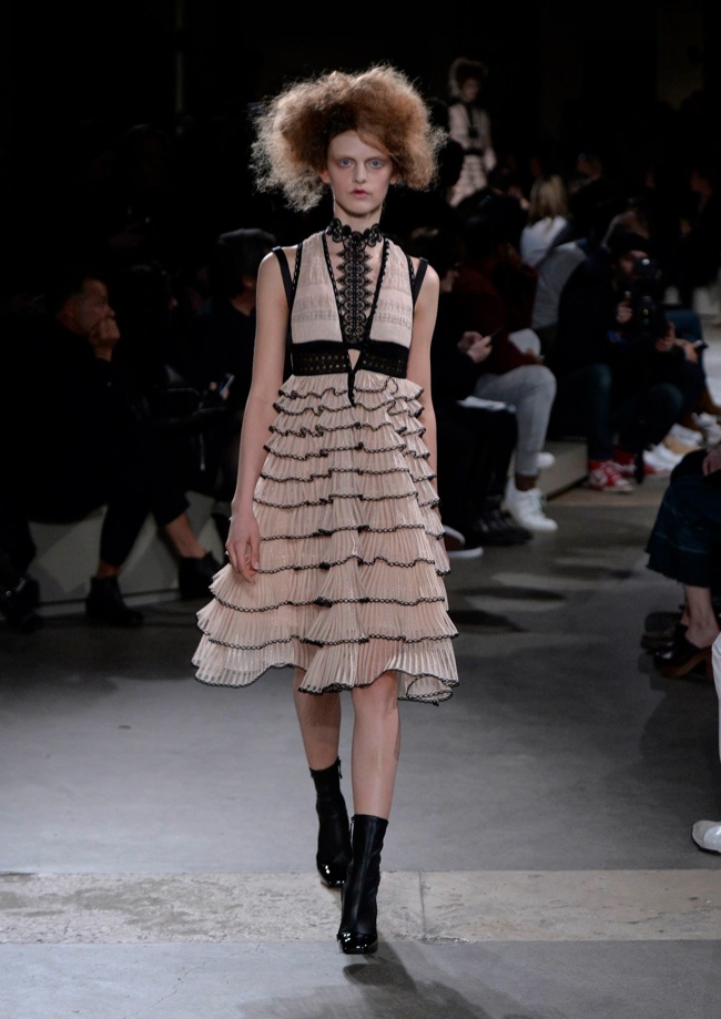 alexander-mcqueen-fall-winter-2015-runway12.jpg