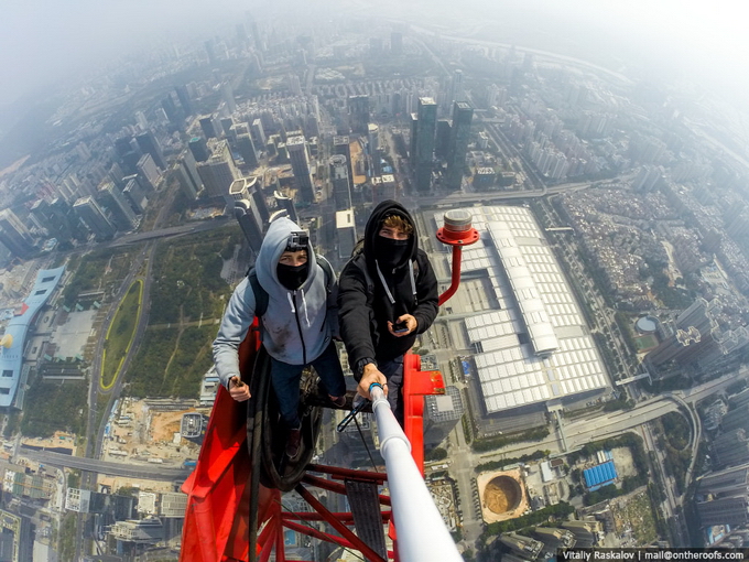 Виталий Раскалов и Вадим Махоров на втором по высоте здании в мире