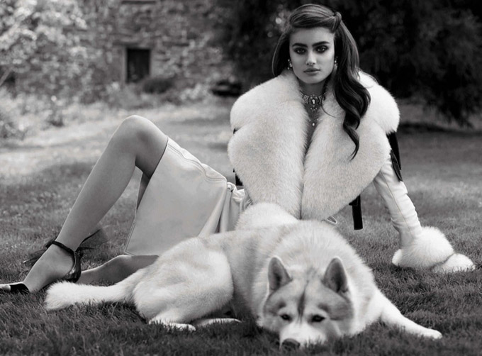 Taylor-Hill-Vogue-Spain-September-2015-Editorial02.jpg