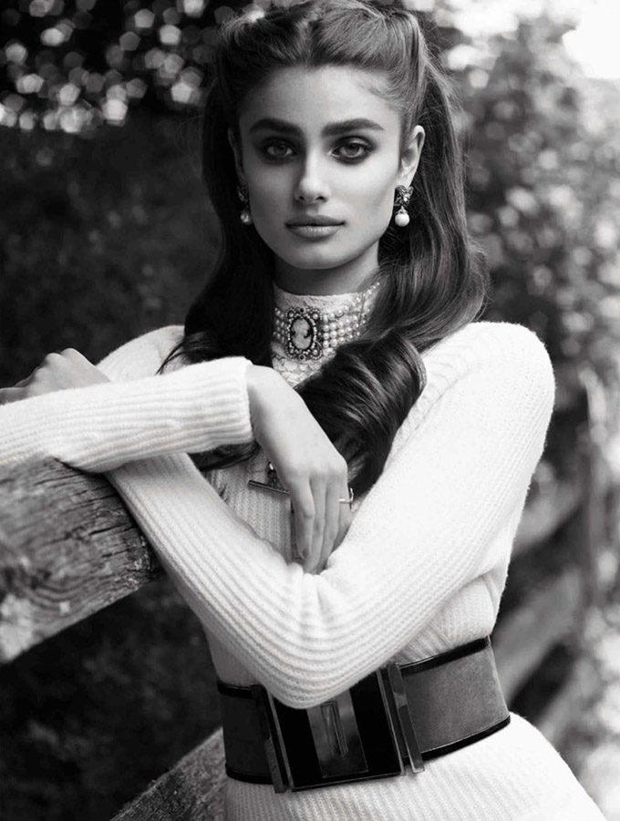 Taylor-Hill-Vogue-Spain-September-2015-Editorial03.jpg