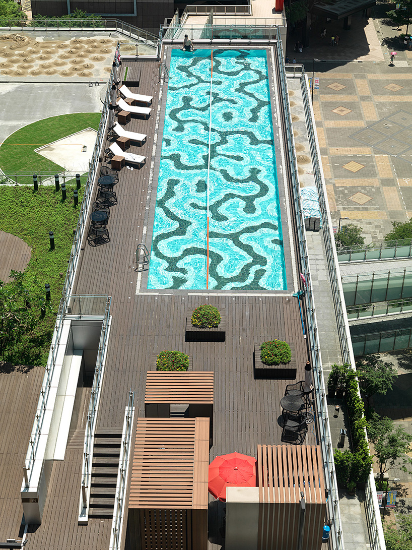 Крутой бассейн на крыше отеля в Тайване. ФОТО 