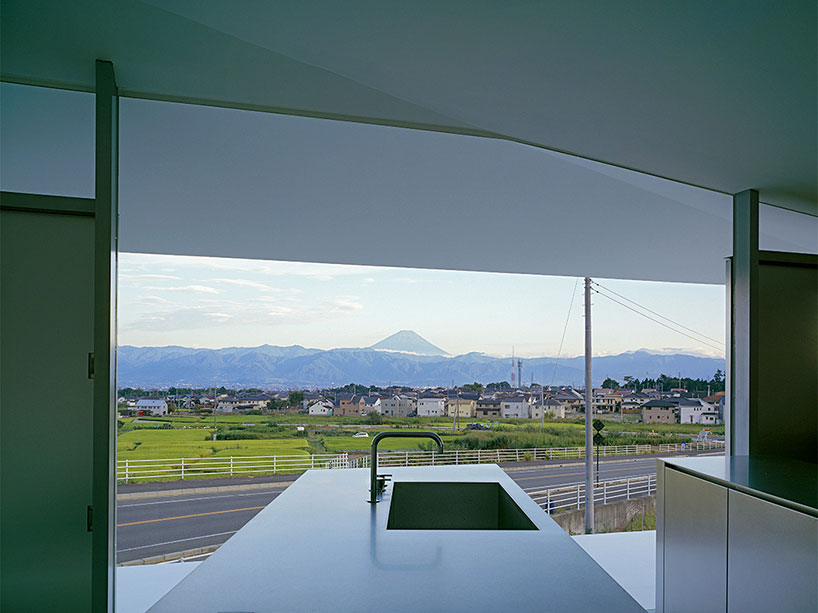 Белоснежным дом из бетона в Японии. ФОТО