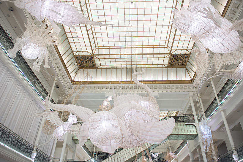 Воздушные инсталляции во французском торговом центре.ФОТО