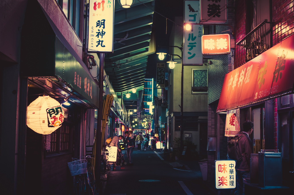 Ночные переулки Токио от японского фотографа. ФОТО