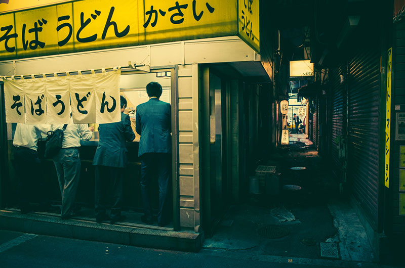 Ночные переулки Токио от японского фотографа. ФОТО