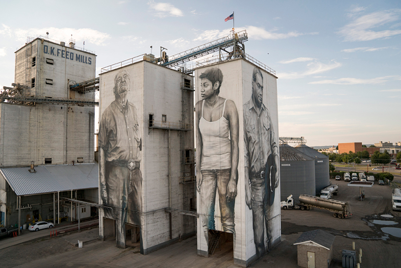 Огромные портреты на здании завода в Арканзасе. ФОТО