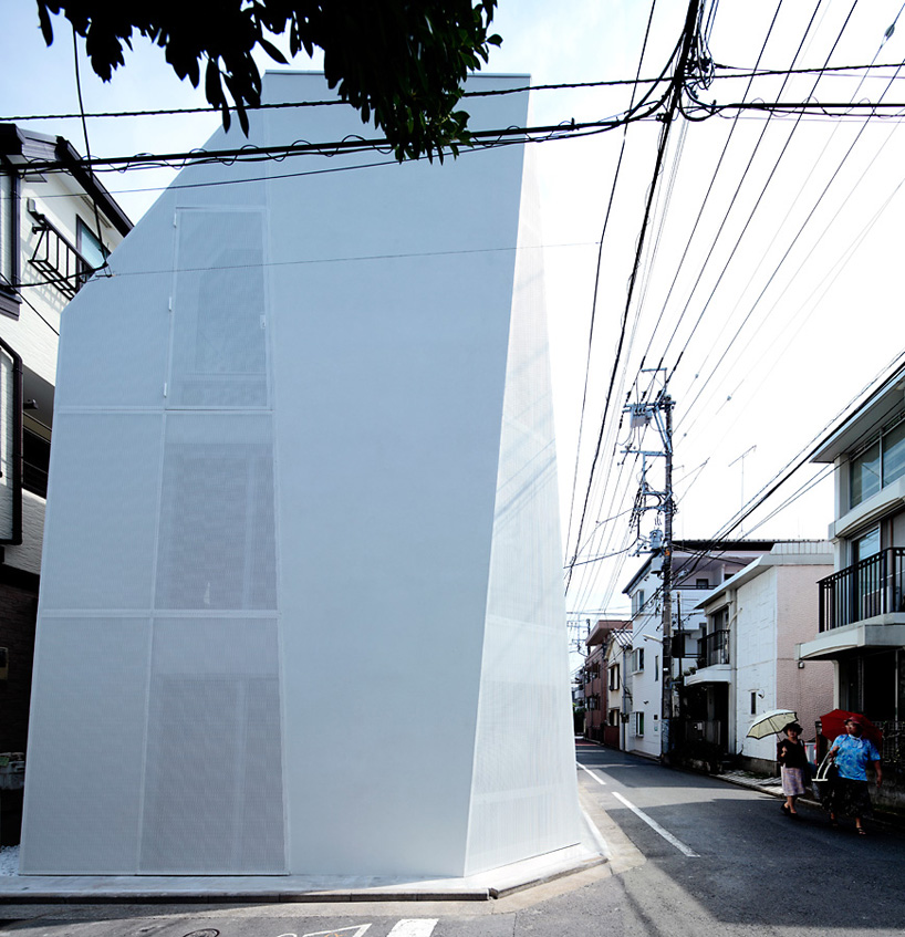 Закрытый футуристический угловой дом в Токио. ФОТО