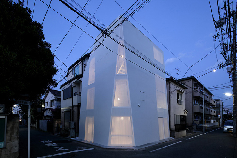Закрытый футуристический угловой дом в Токио. ФОТО
