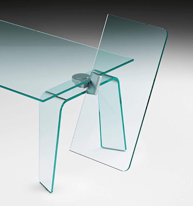Необычный стол-трансформер из стекла. ФОТО