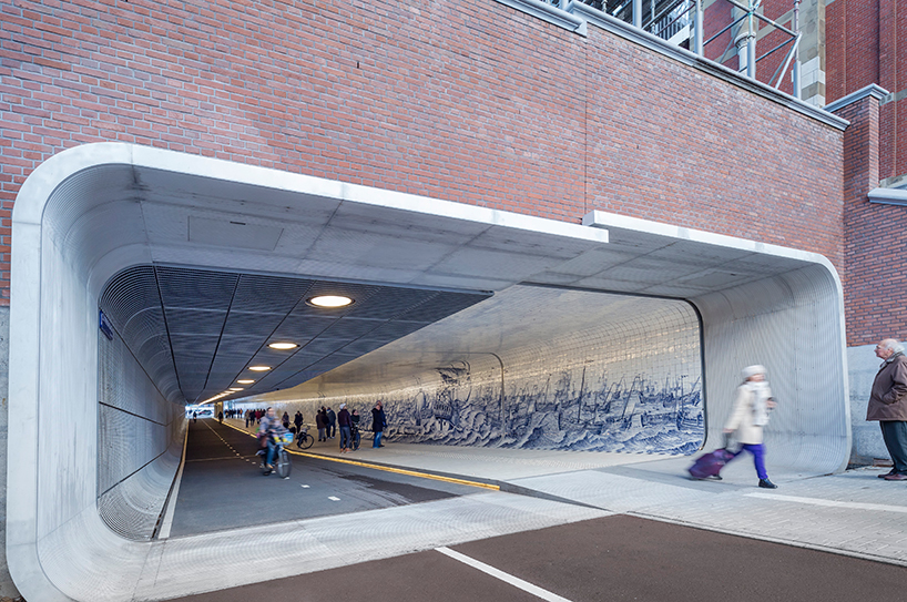 Тоннель в Амстердаме с бушующим морем их плитки. ФОТО