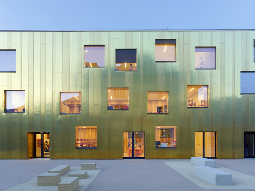 Детский центр с золотым фасадом в Швейцарии. ФОТО