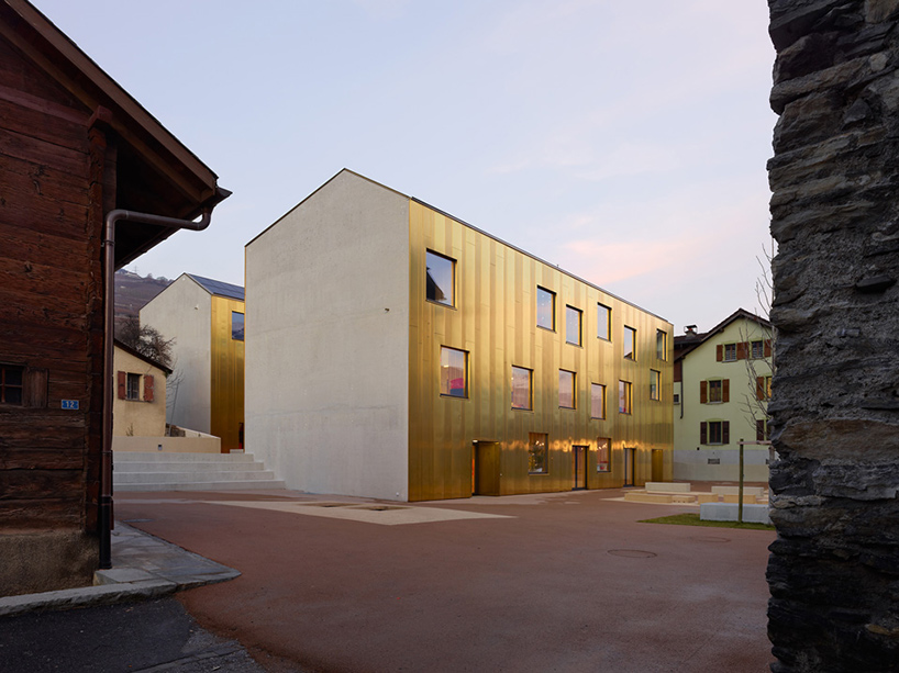 Детский центр с золотым фасадом в Швейцарии. ФОТО