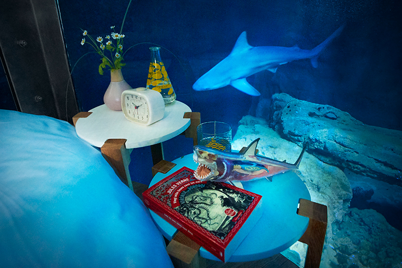 Вечер в номере с плавающими вокруг акулами. ФОТО
