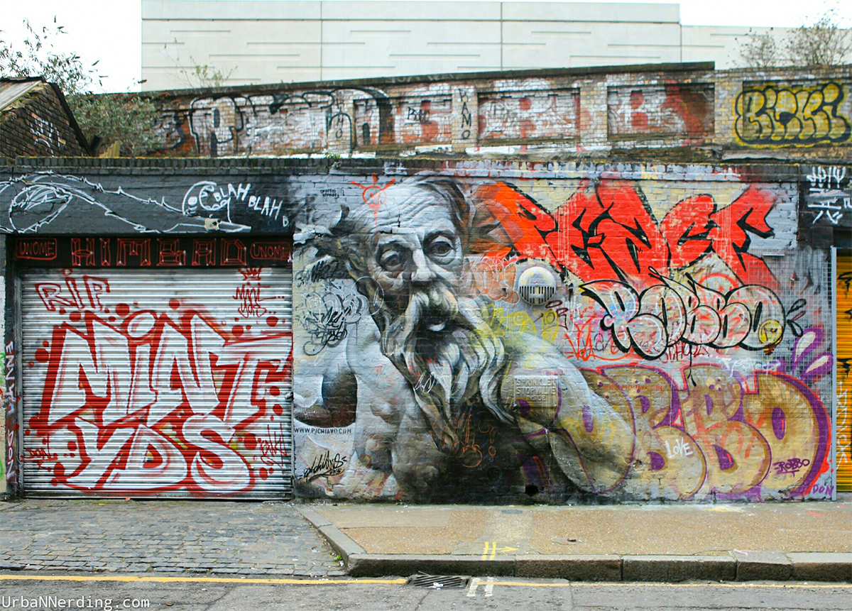 Классика и граффити на одной стене. ФОТО