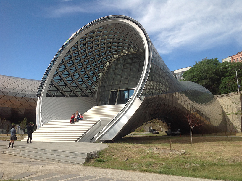 Культурный центр в Тбилиси в форме труб от именитых итальянцев. ФОТО