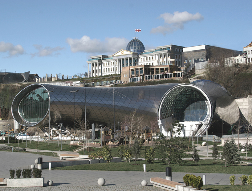 Культурный центр в Тбилиси в форме труб от именитых итальянцев. ФОТО