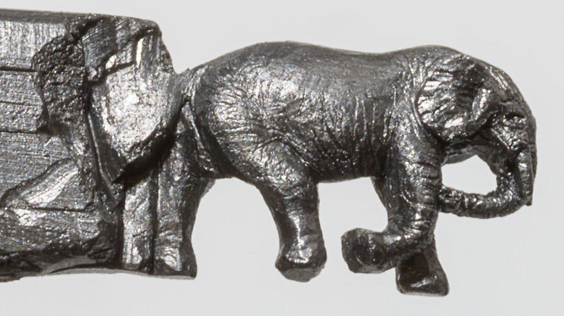 Искусство в миниатюре: слоны в карандашном грифеле. ФОТО