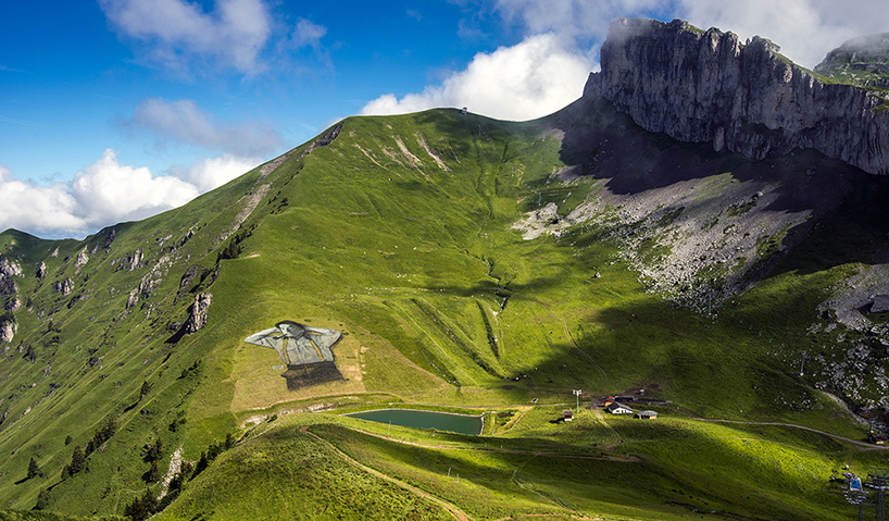 Удивительно: мужчина XXL, нарисованный на склоне провинции в Швейцарии. ФОТО