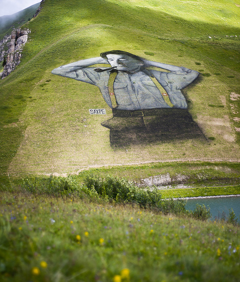 Удивительно: мужчина XXL, нарисованный на склоне провинции в Швейцарии. ФОТО