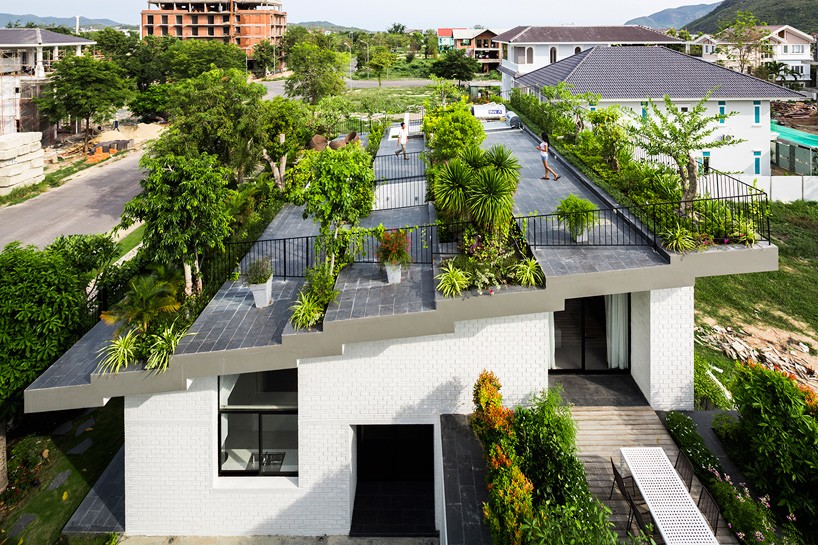 Частный дом с мини-парком на крыше во Вьетнаме